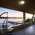 Oceanus Apartman *